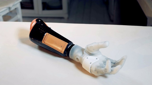 仿生手在桌子上移动。Cyborg的概念。