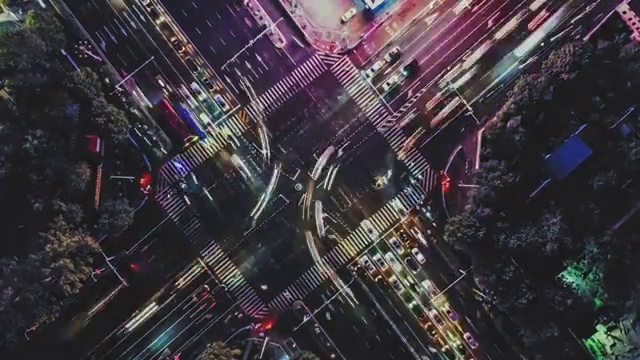 T/L WS HA无人机夜间城市街道十字路口的视角