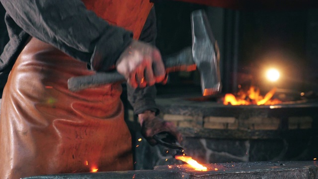 铁匠正在用慢动作锤击金属
