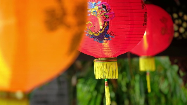 中国传统的中秋节纸灯笼。户外挂纸灯笼。