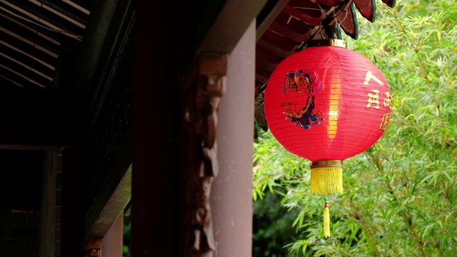 中国传统的中秋节纸灯笼。户外挂纸灯笼。