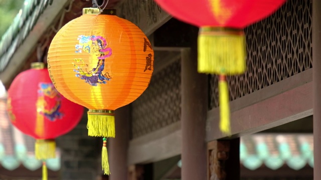 中国传统的中秋节纸灯笼。户外挂纸灯笼。