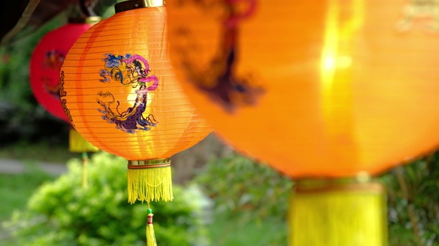 中国传统的中秋节纸灯笼。户外挂纸灯笼。