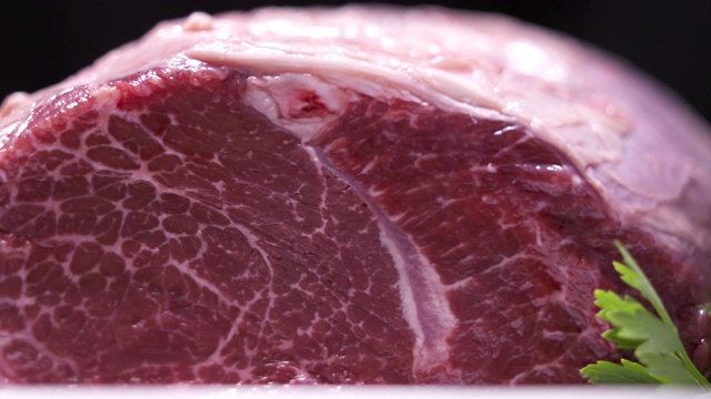 生大理石肉切牛肉旋转深色背景