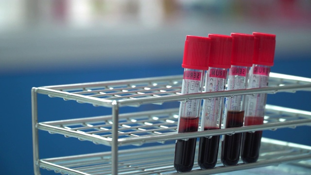 科学家在实验室滴化学溶液进行分析