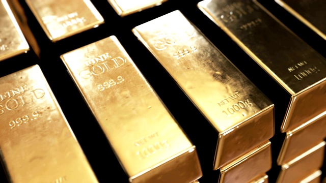 美丽的金条在金属架上与明亮的反光无缝。循环的3d动画黄金金条在金金库。银行和财富概念。