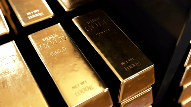 详情图-美丽的金条在金属架上与明亮的反光无缝。循环的3d动画黄金金条在金金库。银行和财富概念。