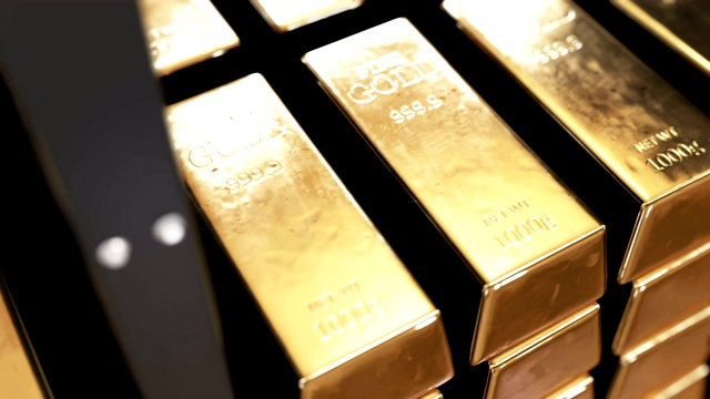 详情图-美丽的金条在金属架上与明亮的反光无缝。循环的3d动画黄金金条在金金库。银行和财富概念。