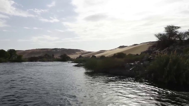 航行在美丽的努比亚村庄附近