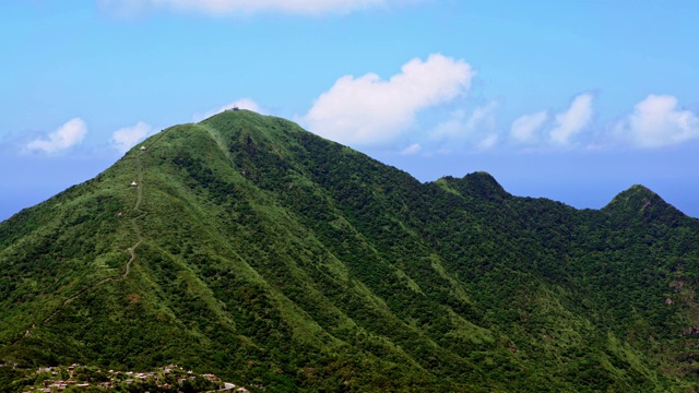 4K基隆山蓝天，新台北。美丽的山川风光