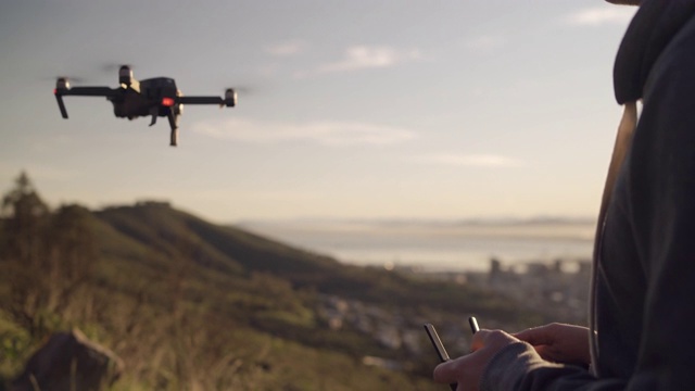當無人機在清晨的幾個小時里飛過城市上空時，用遙控器控制無人機