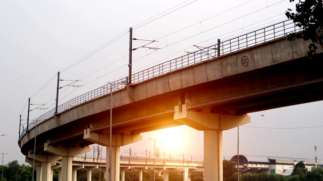 詳情圖-日落時(shí)分，德里地鐵從大橋上駛過