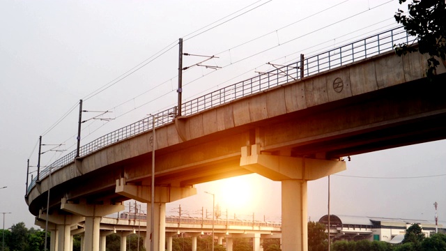 詳情圖-日落時(shí)分，德里地鐵從大橋上駛過