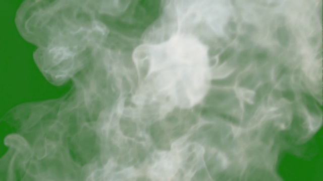 火产生的烟。从下往上流动。史诗般的力量。缓慢的运动。良好的运动。