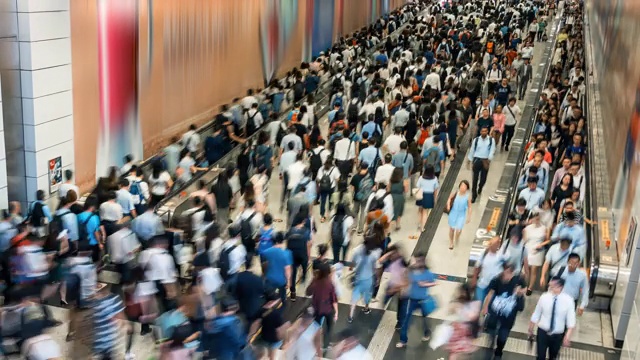 4K时间推移人群在香港地铁交通枢纽的高峰期行走