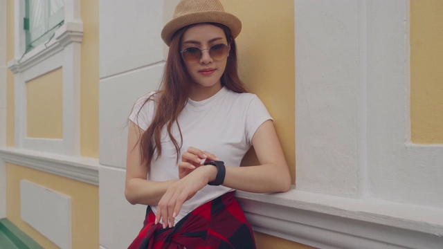 用智能手表和手机的女人。