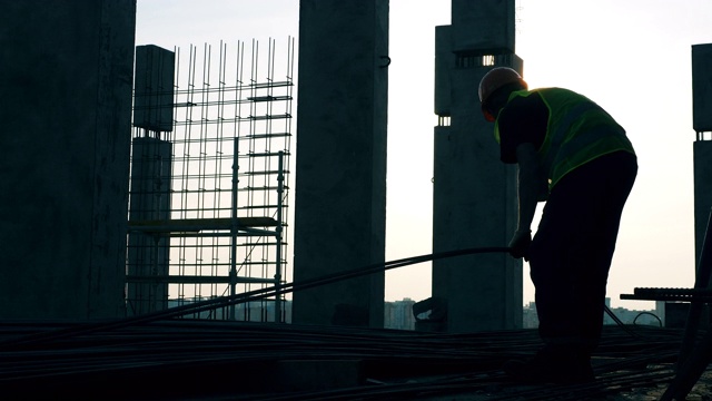 工人正在建筑工地上拉钢索