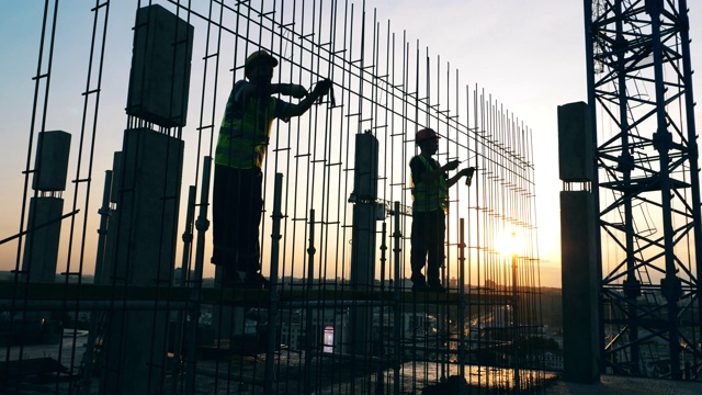 詳情圖-夕陽建筑工地，工程師在制作金屬骨架