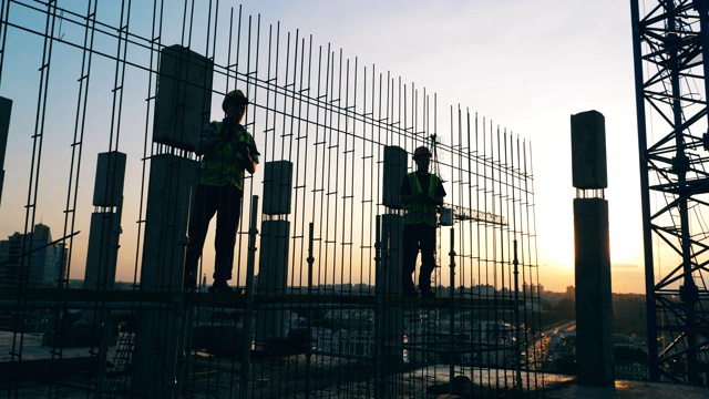 詳情圖-夕陽建筑工地，工程師在制作金屬骨架