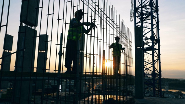 詳情圖-夕陽建筑工地，工程師在制作金屬骨架