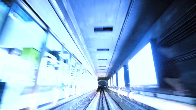 火车正穿过隧道