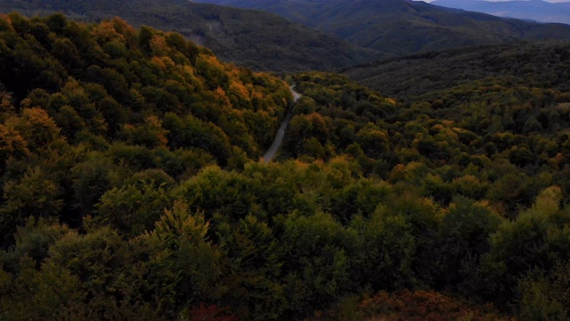 在夕阳柔和的光线下飞过秋山和森林。波科诺山脉，宾夕法尼亚州的风景