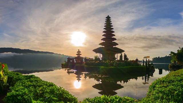 4K，时间流逝Pura Ulun Danu Bratan Temple的日出场景，巴厘岛，印度尼西亚