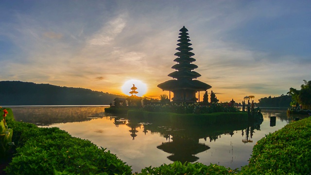 详情图-4K，时间流逝Pura,Ulun,Danu,Bratan,Temple的日出场景，巴厘岛，印度尼西亚