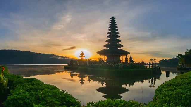 详情图-4K，时间流逝Pura,Ulun,Danu,Bratan,Temple的日出场景，巴厘岛，印度尼西亚