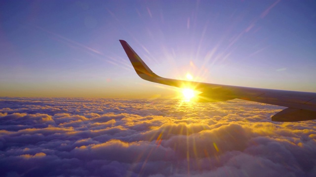 詳情圖-美麗的金色日落日出飛行與太陽(yáng)光束和飛機(jī)機(jī)翼
