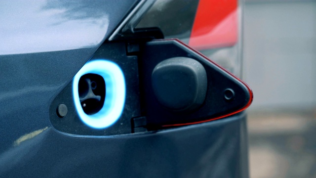 詳情圖-電動汽車充電過程，近距離觀察。