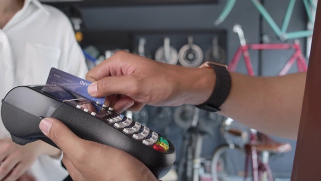 关闭信用卡机自行车店主这是一家小商店。他们接受信用卡付款