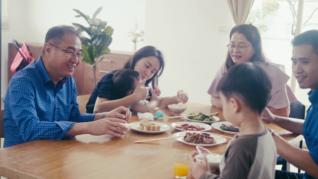 多代同堂的一家人享用晚餐