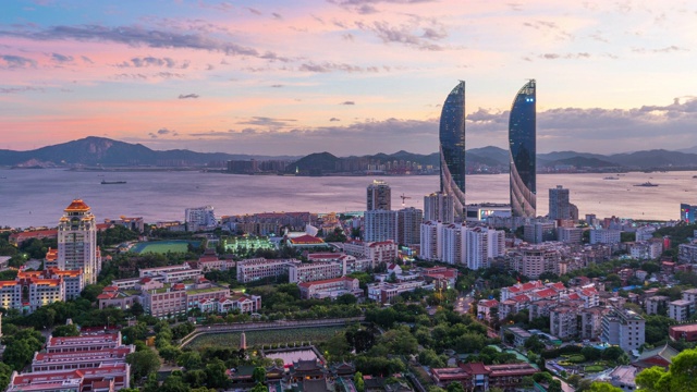 T/L WS HA ZI厦门城市天际线和淘大双塔从黄昏到夜晚/中国福建省厦门市