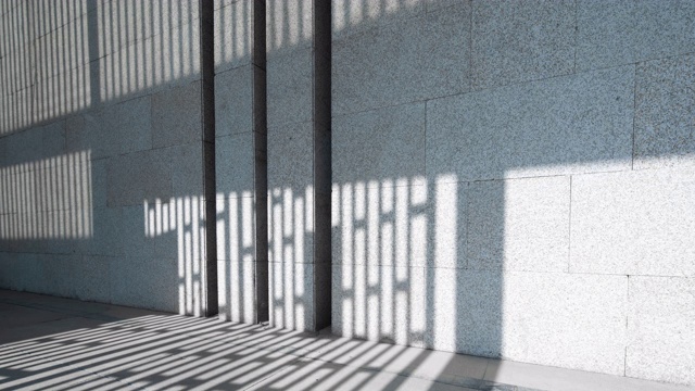 带有移动阴影的现代建筑，时间流逝