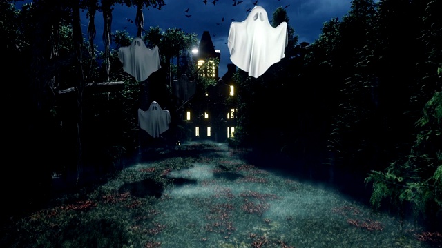 詳情圖-一個廢棄的恐怖的老房子，在夜晚的森林與幽靈和神秘的霧。發(fā)光的南瓜，慶祝萬圣節(jié)。萬圣節(jié)恐怖的概念。