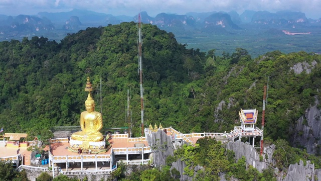 鸟瞰图虎洞寺，佛山顶与蓝天Wat Tham Seua，甲米，泰国