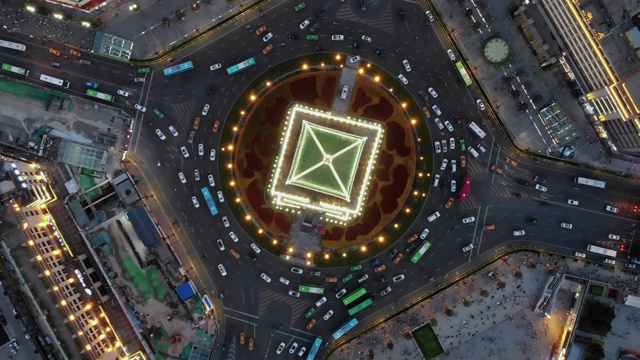 详情图-无人机视角的城市街道十字路口在黄昏