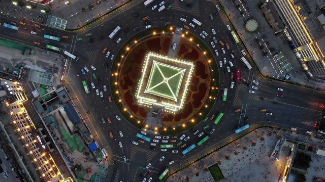详情图-无人机视角的城市街道十字路口在黄昏