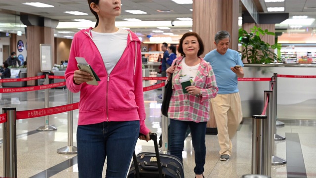 在现代机场排队等待安检的乘客