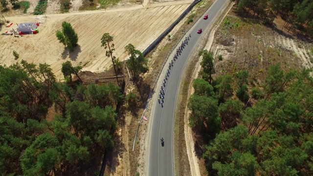 乡村公路上的自行车比赛。无人机视图组自行车赛车高速公路
