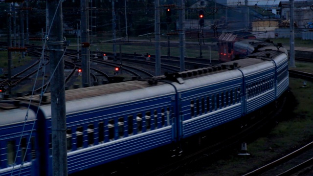 詳情圖-旅客列車在鐵路上經(jīng)過(guò)一個(gè)轉(zhuǎn)彎處