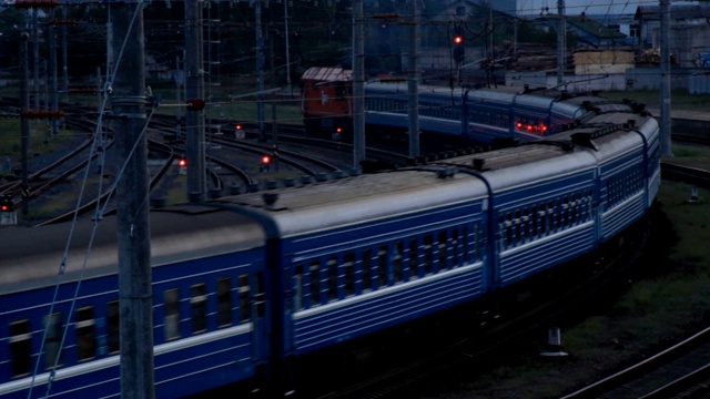 詳情圖-旅客列車在鐵路上經(jīng)過(guò)一個(gè)轉(zhuǎn)彎處
