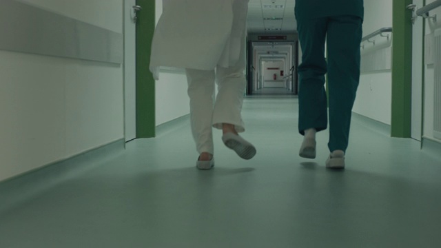 在医院走廊里跑步