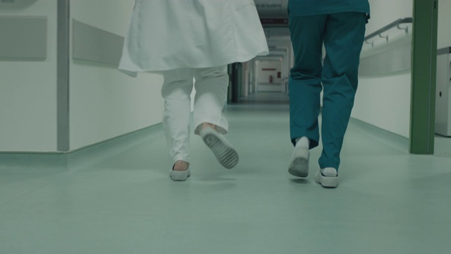 詳情圖-在醫(yī)院走廊里跑步