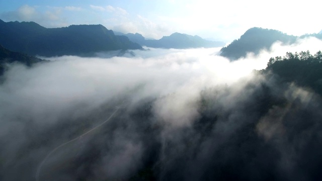 清晨鸟瞰中国湖北的山峦和村庄。