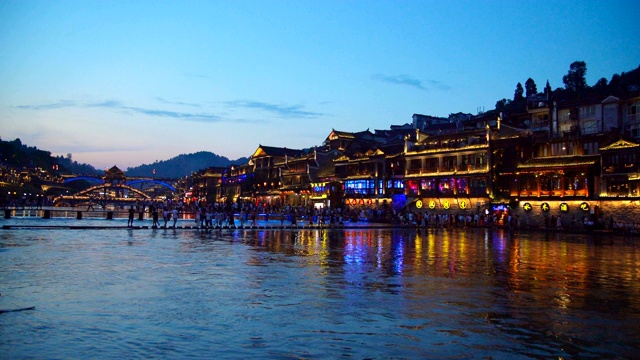 日落时分的凤凰古城，湖南，中国。