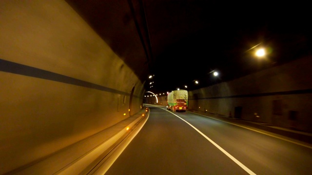 詳情圖-汽車在隧道行駛的觀點，中國。