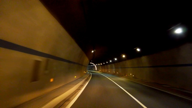 詳情圖-汽車在隧道行駛的觀點，中國。