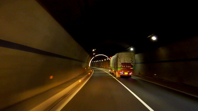 詳情圖-汽車在隧道行駛的觀點，中國。